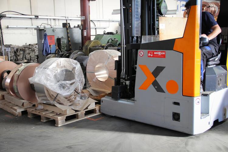 The reach truck has high load capacities with a compact design.