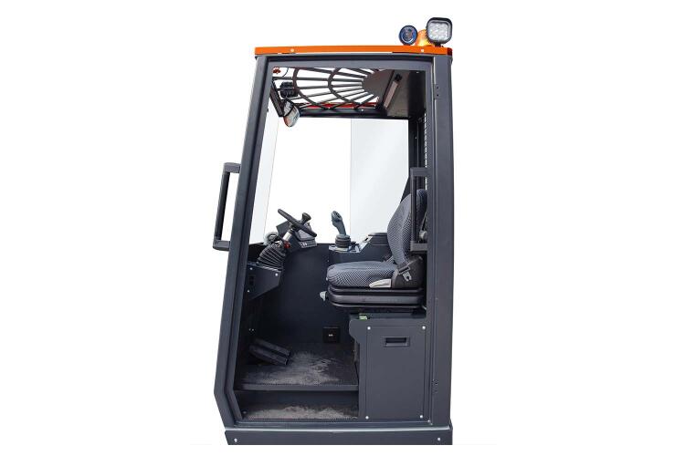 Kabina akumuatorowego wielokierunkowego wózka widłowego z przeciwwagą.