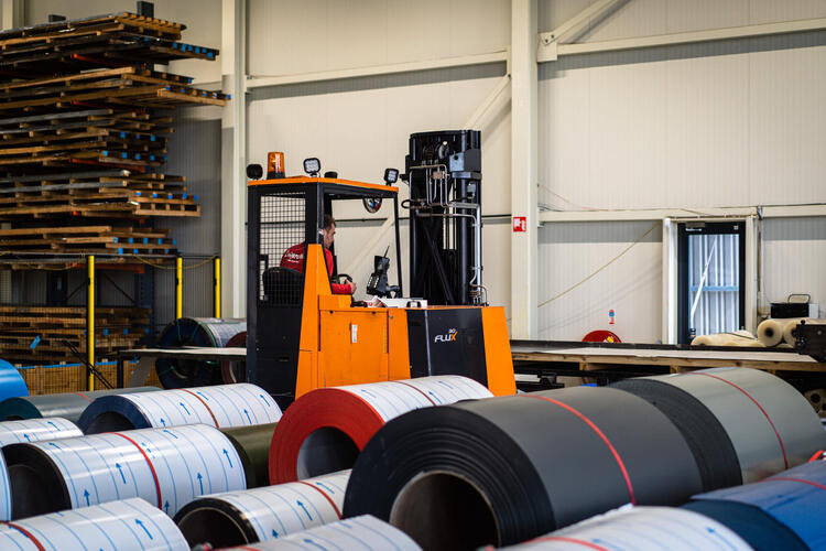 FluX Mehrwege Gegengewichtsstapler transportiert Profile