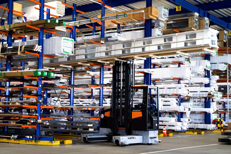 Mehrwege Seitenstapler transportiert lange Lasten