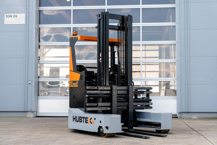 Mehrwege Schubmaststapler steht vor Tor