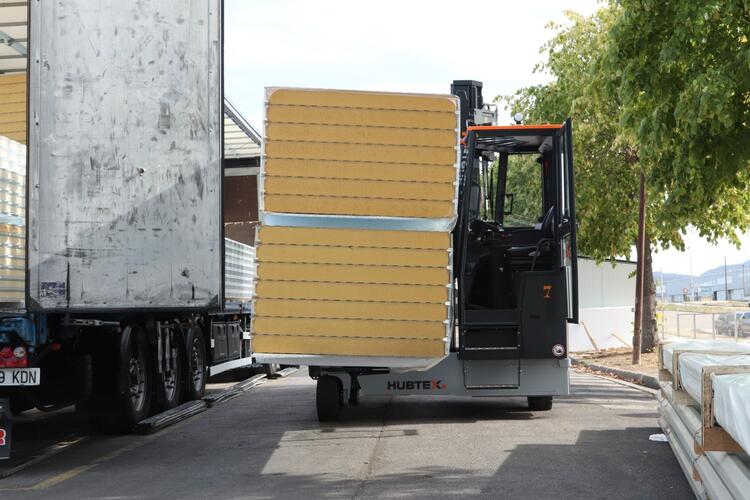 Metecno - carretilla universal DQ-X descargando camiones