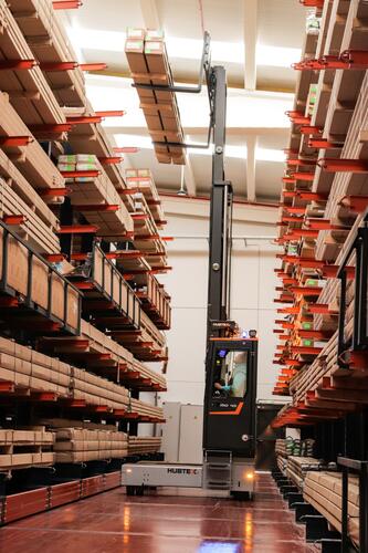 Carretilla multidireccional PHOENIX manipulando perfiles de aluminio