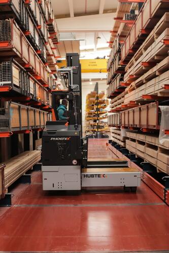 Carretilla multidireccional PHOENIX transporta perfiles de aluminio
