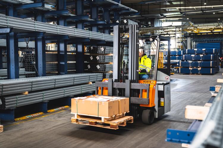 Mehrwege Gegengewichtsstapler transportiert eine Palette
