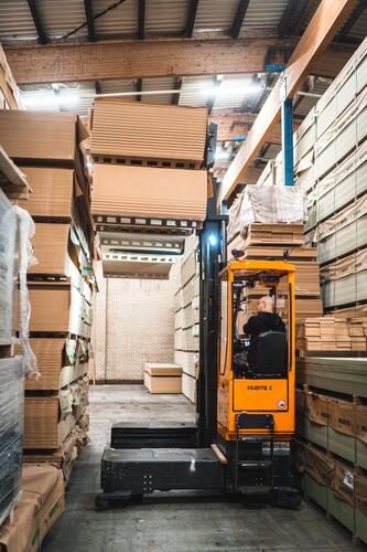 Mehrwegestapler transportiert MDF Platten