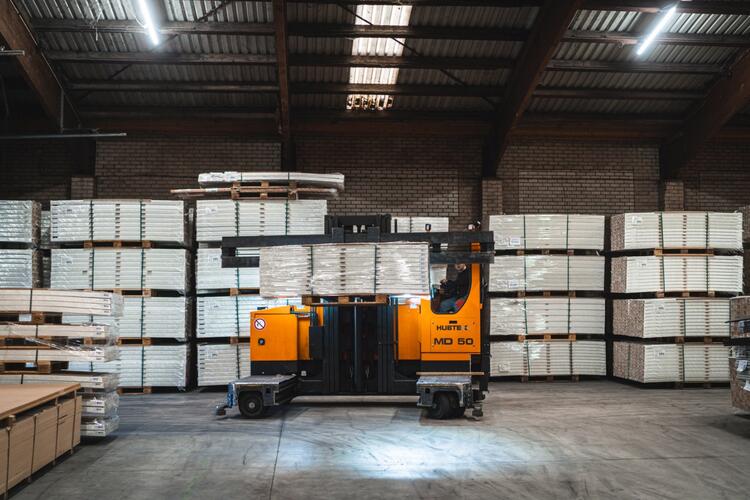 Mehrwegestapler transportiert MDF Platten
