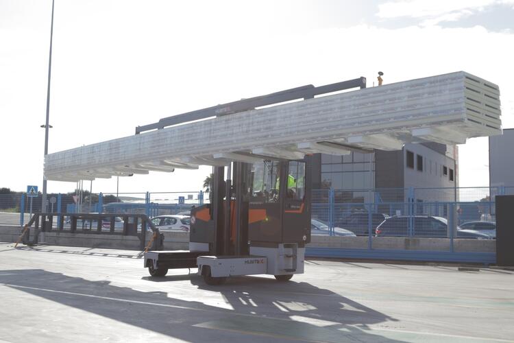 Transporte de paneles sandwich con carretilla multidireccional HUBTEX