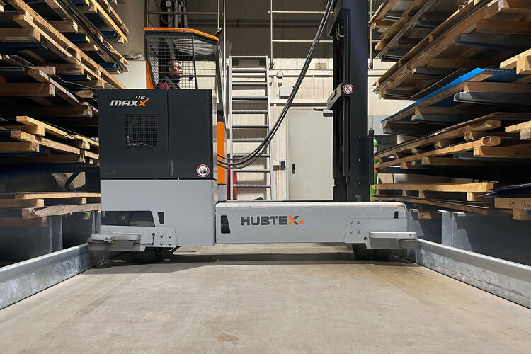 Seitenstapler im schmalen Regalgang