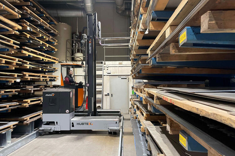 Seitenstapler im schmalen Regalgang