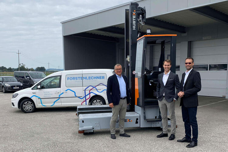 Micchael Schulz und Kunden vor einem Mehrwegestapler