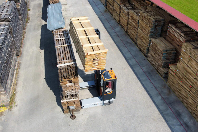 Mehrwegestapler transportiert Holz im Sägewerk