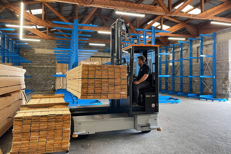 Mehrwegestapler transportiert Holz im Sägewerk