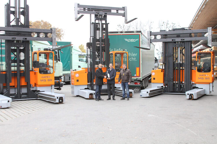 Mehrwegestapler werden an Kunden übergeben