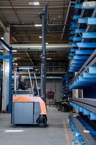 Counterbalanced stacker Flux stores long profiles in the rack