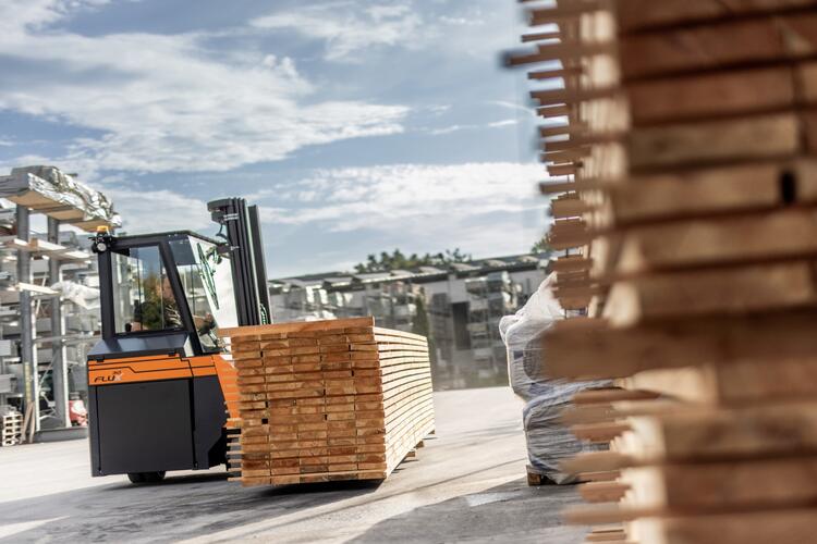 Gegengewichtsstapler Flux transportiert lange Holzdielen