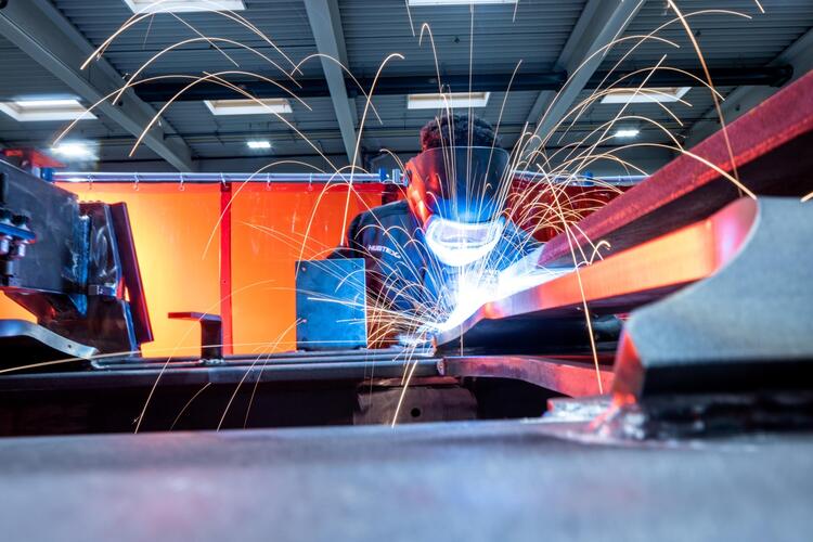 Konstruktionsmechaniker beim Schweißen