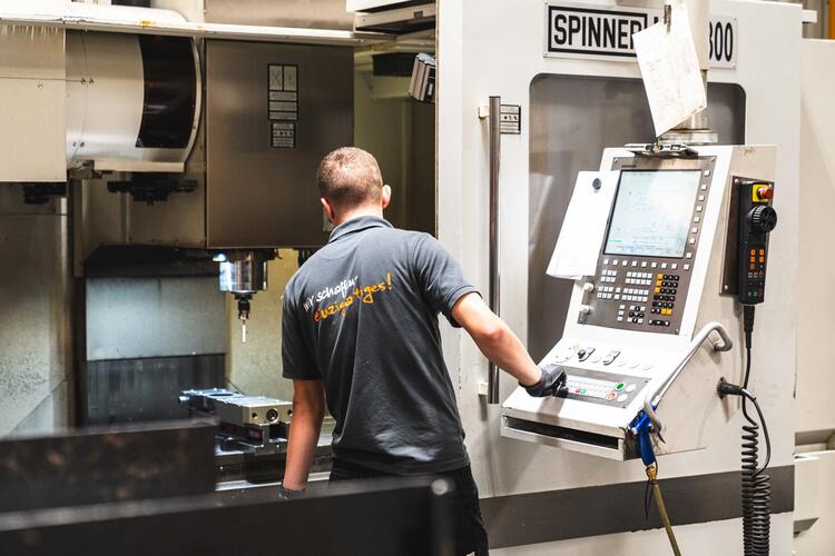 Mitarbeiter an Maschine