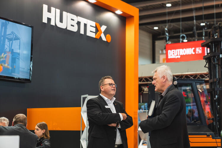 Gespräch auf dem HUBTEX Stand
