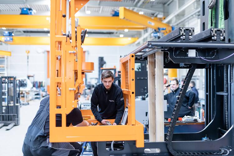 Auszubildender Elektroniker Messung