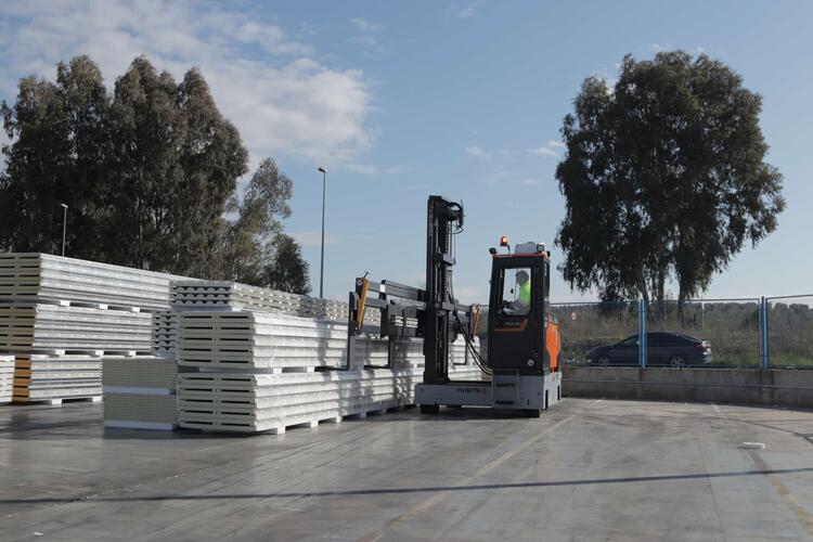 Transport von Sandwichplatten mit PHOENIX Mehrwege-Gabelstapler
