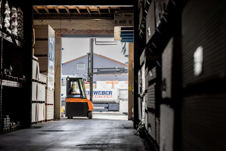 Flux counterbalance truck drives through narrow hall door
