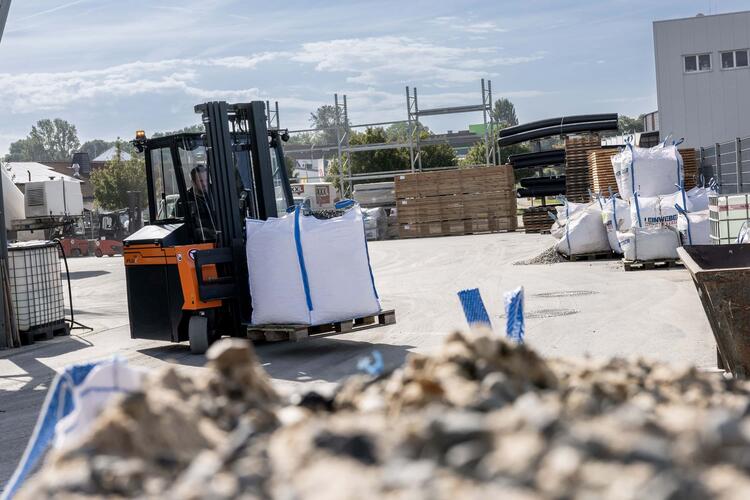 Le chariot élévateur à contrepoids Flux transporte une palette de matériaux de construction