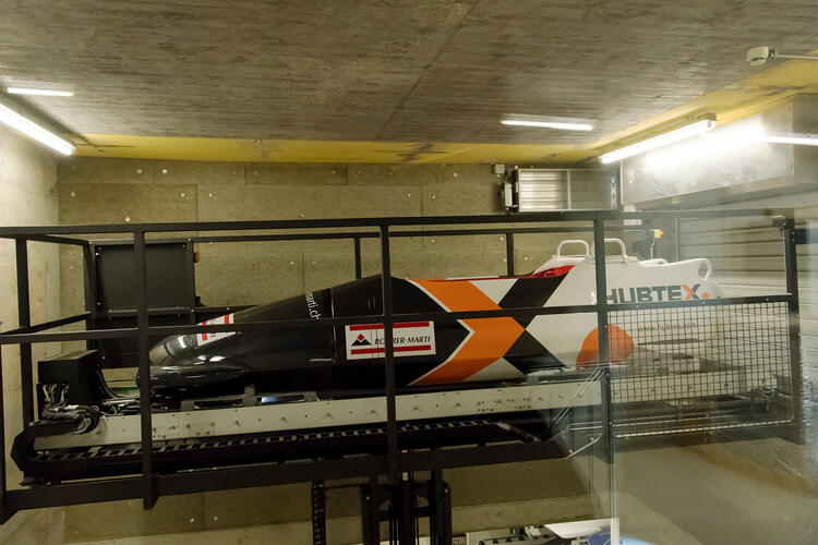 Bobschlitten vor dem Rolltor