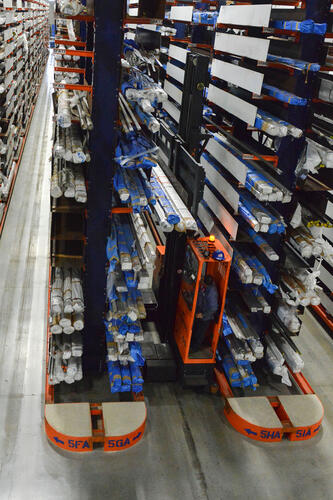 Multidirectional sideloader in a metal service center