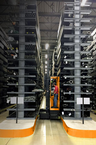 Multidirectional sideloader in a metal service center