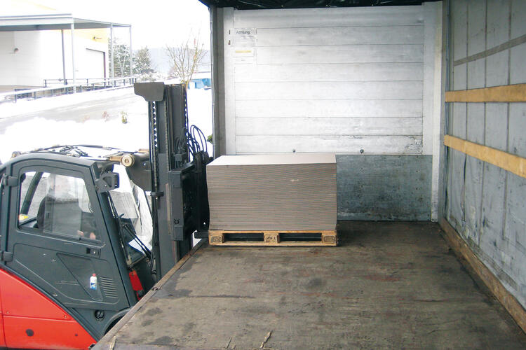 Telescopic forks for one side unloading of a truck