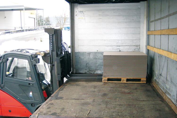 Telescopic forks for one side unloading of a truck