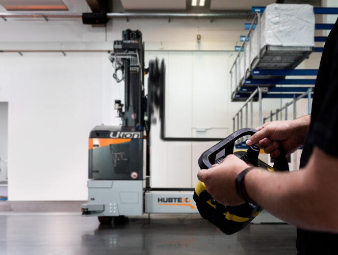 Automatisierter Mehrwegestapler PHOENIX AGV per Fernsteuerung bedienen