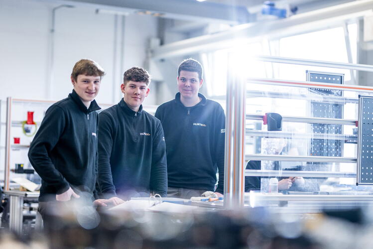 Auszubildende Elektriker Gruppenfoto