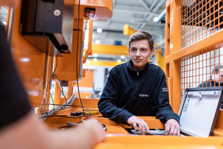 Industrieelektriker arbeitet mit Laptop