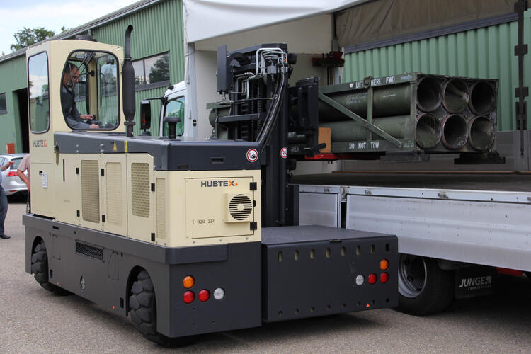 HUBTEX Mehrwegestapler verlädt Torpedos auf einen LKW