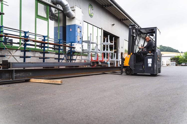 Multidirectional fork Flux 30 transports long material (long distance)
