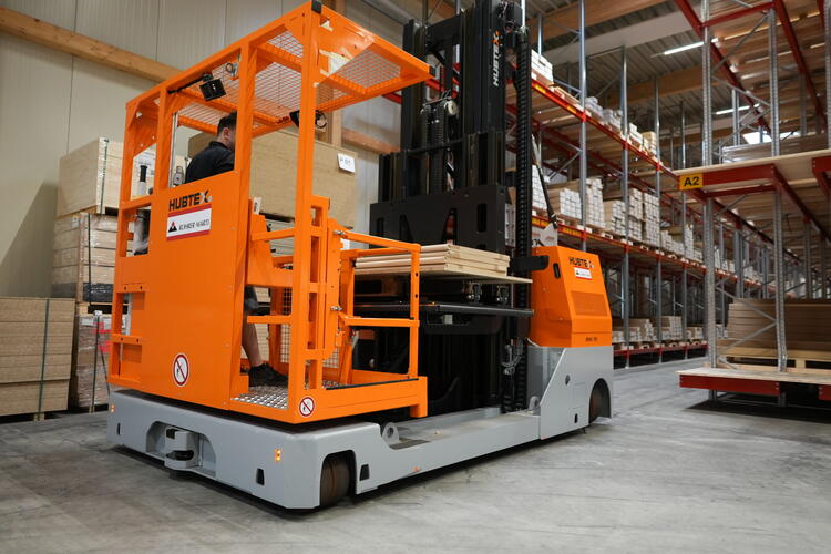 HUBTEX MK15 kommissioniert Türen