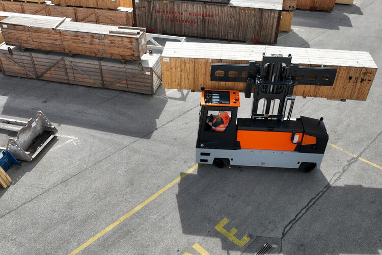 HUBTEX Mehrwegestapler MSL im Außeneinsatz