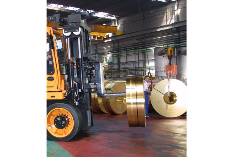 HUBTEX Schwerlast Kompaktstapler mit Anbaugerät für Coils