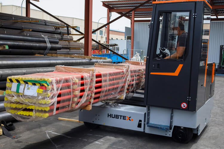 Carretilla multidireccional eléctrica de Hubtex manipula cargas largas con total fiabilidad