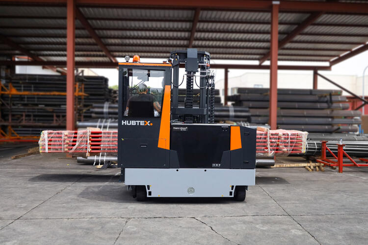 Carretilla multidireccional eléctrica Maxx de Hubtex manipula perfiles metálicos largos