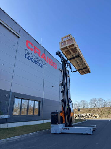 HUBTEX Mehrwegestapler Phoenix transportiert lange Holzpakete bei Craiss