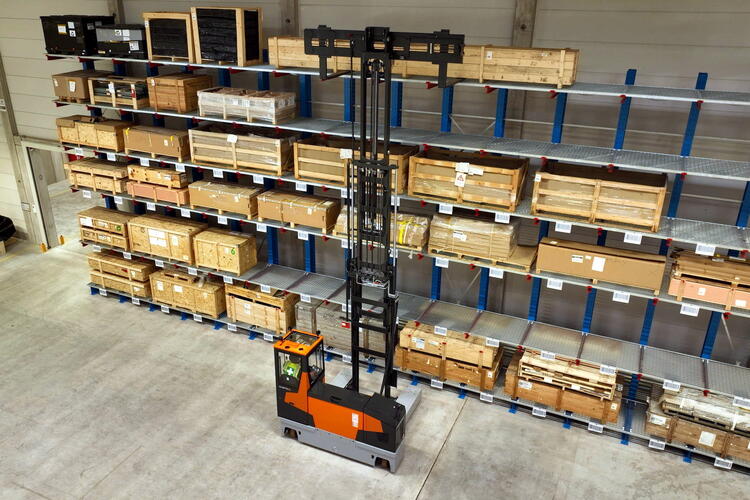 Mehrwegestapler Phoenix lagert langes Holzmaterial in ein Regal ein