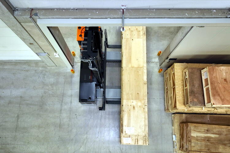 Hubtex: Mehrwegestapler Phoenix transportiert Langgut durch ein Tor