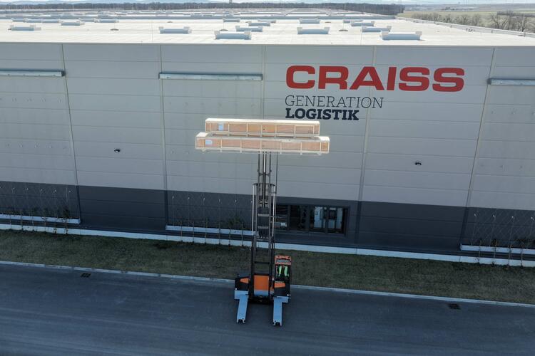 HUBTEX Mehrwegestapler PHOENIX transportiert lange Holzpakete bei Craiss