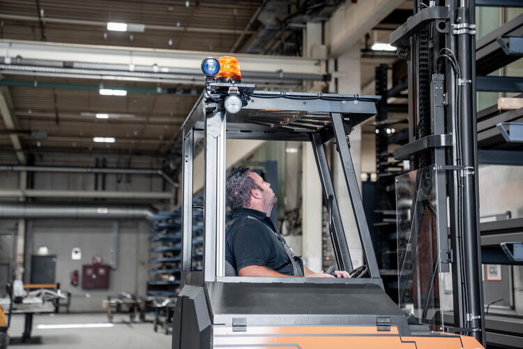 HUBTEX Multidirectional Counterbalance Forklift