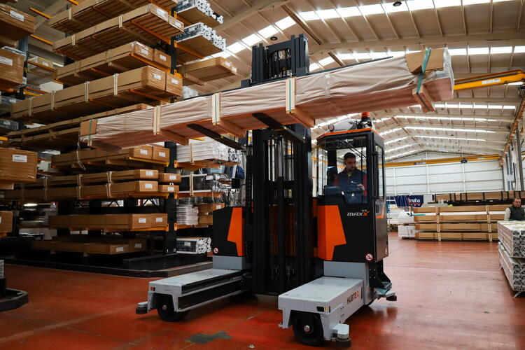 HUBTEX carretilla multidireccional MAXX con paquete largo de perfiles de aluminio