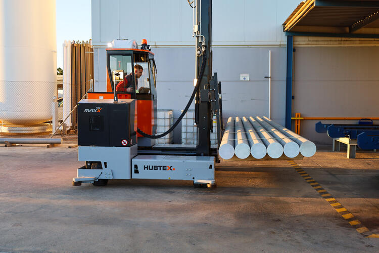 HUBTEX manejo seguro de perfiles de aluminio largos con la carretilla multidireccional MAXX en exteriores