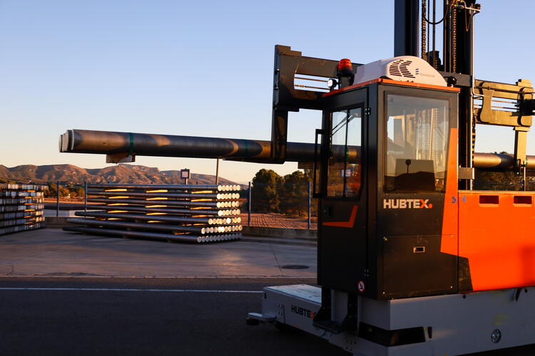 HUBTEX carretilla multidireccional MAXX con perfiles de aluminio en exteriores